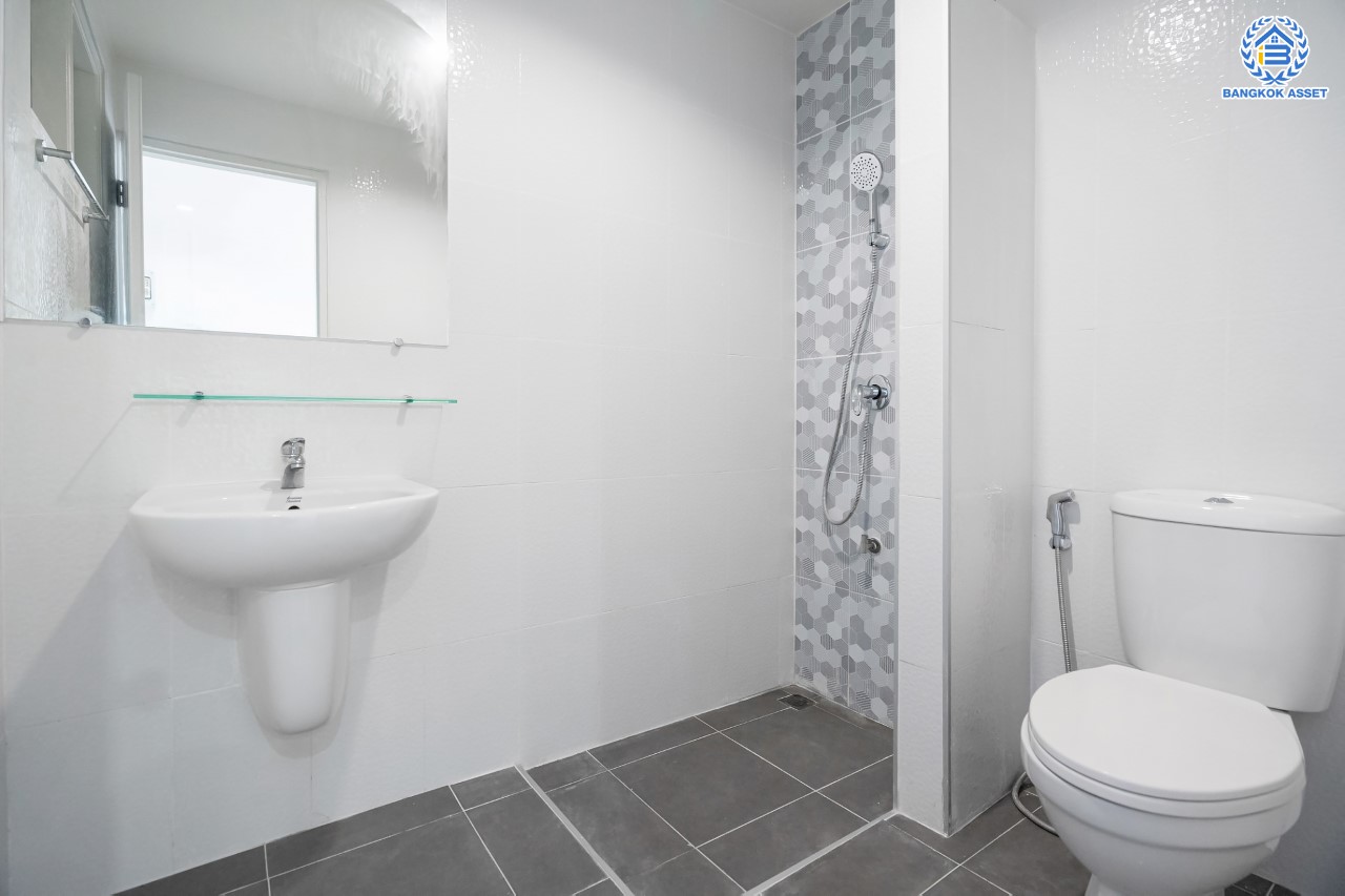 บ้านมือสองตกแต่งใหม่ ม.บุศรินทร์ วงแหวน (บ้านกล้วย-ไทรน้อย) จากแบรนด์ L&H เนื้อที่ 21 ตร.ว. ฟังก์ชัน 3 ห้องนอน 2 ห้องน้ำ จอดรถได้ 1 คัน ตอบโจทย์ทุกการอยู่อาศัย บนทำเลเชื่อมต่อถนนกาญจนาภิเษก ใกล้เซ็นทรัลเวสต์เกต และรถไฟฟ้าสายสีม่วง "สถานีคลองบางไผ่"